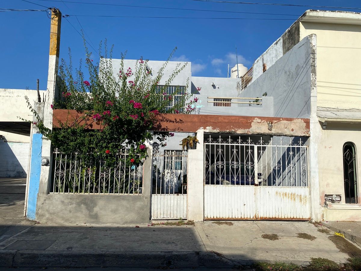 1 de 39: Front facade