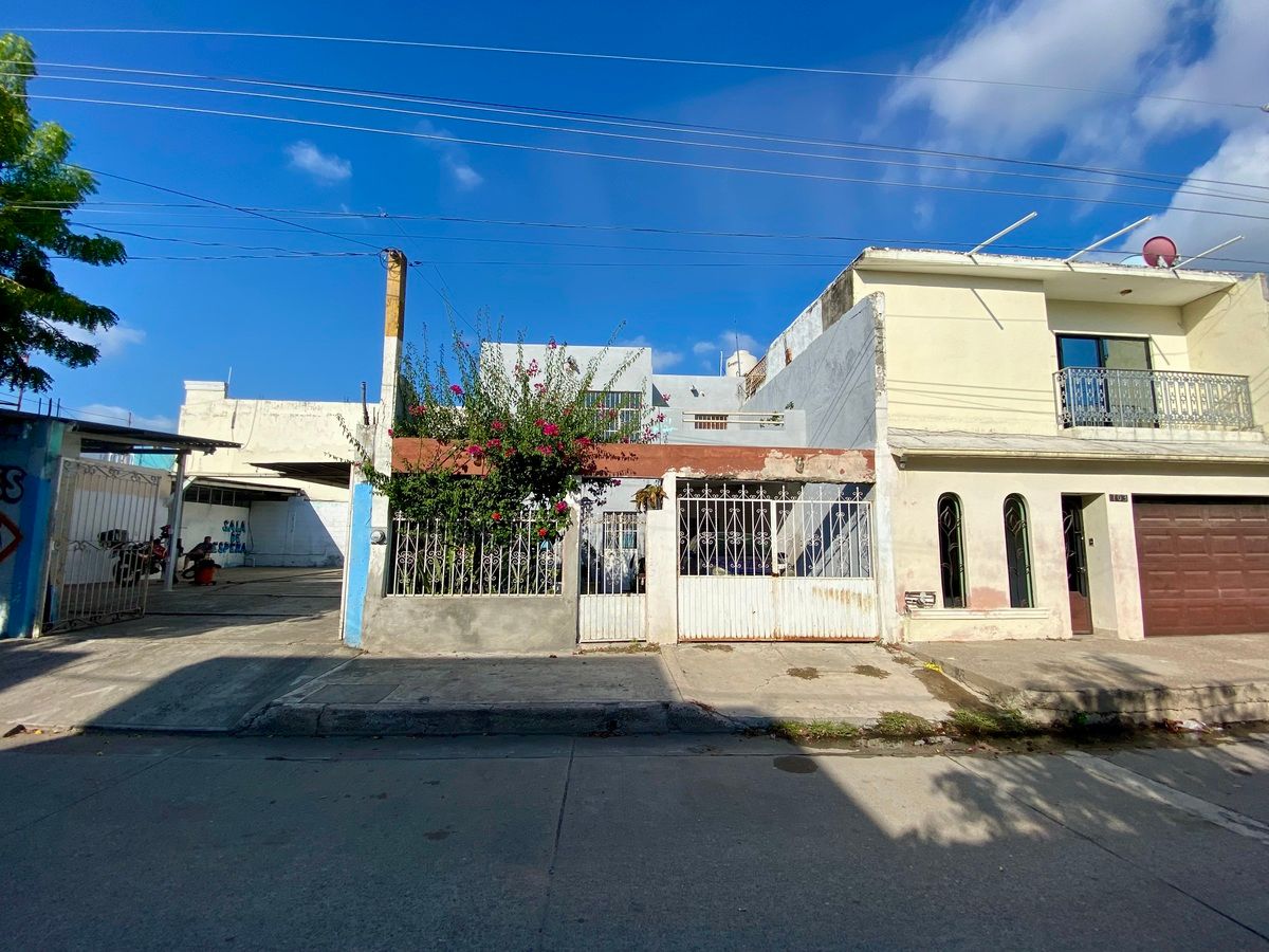 2 de 39: Front facade