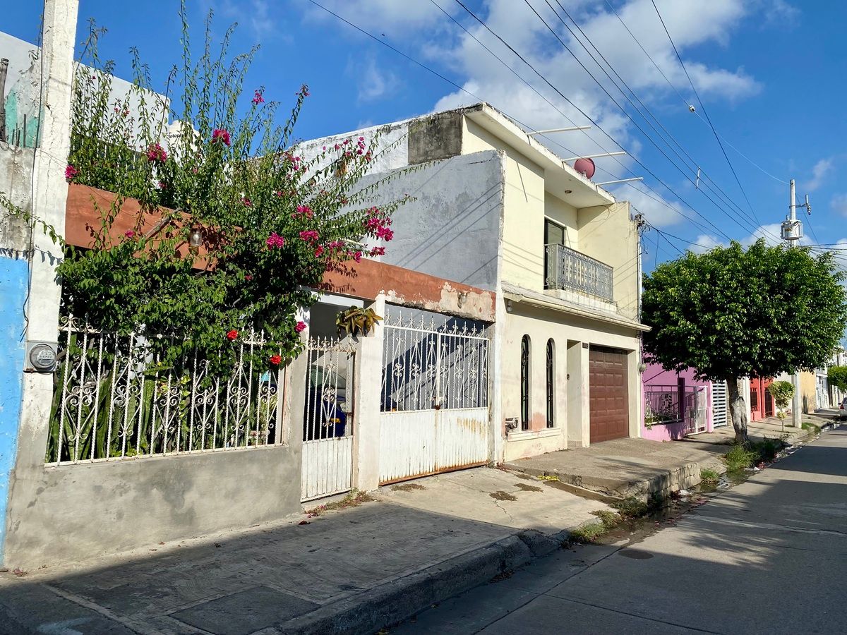 3 de 39: Front facade