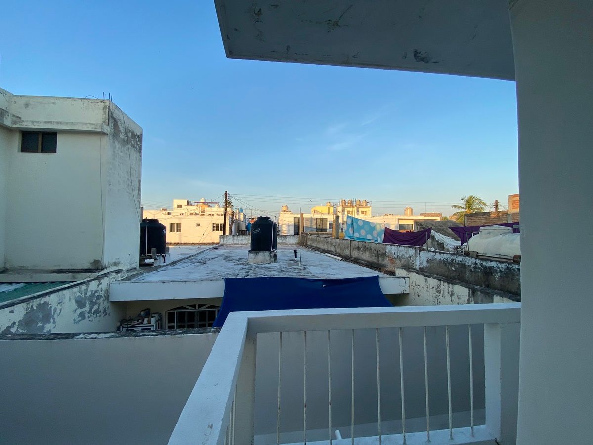 23 de 39: Second floor back balcony