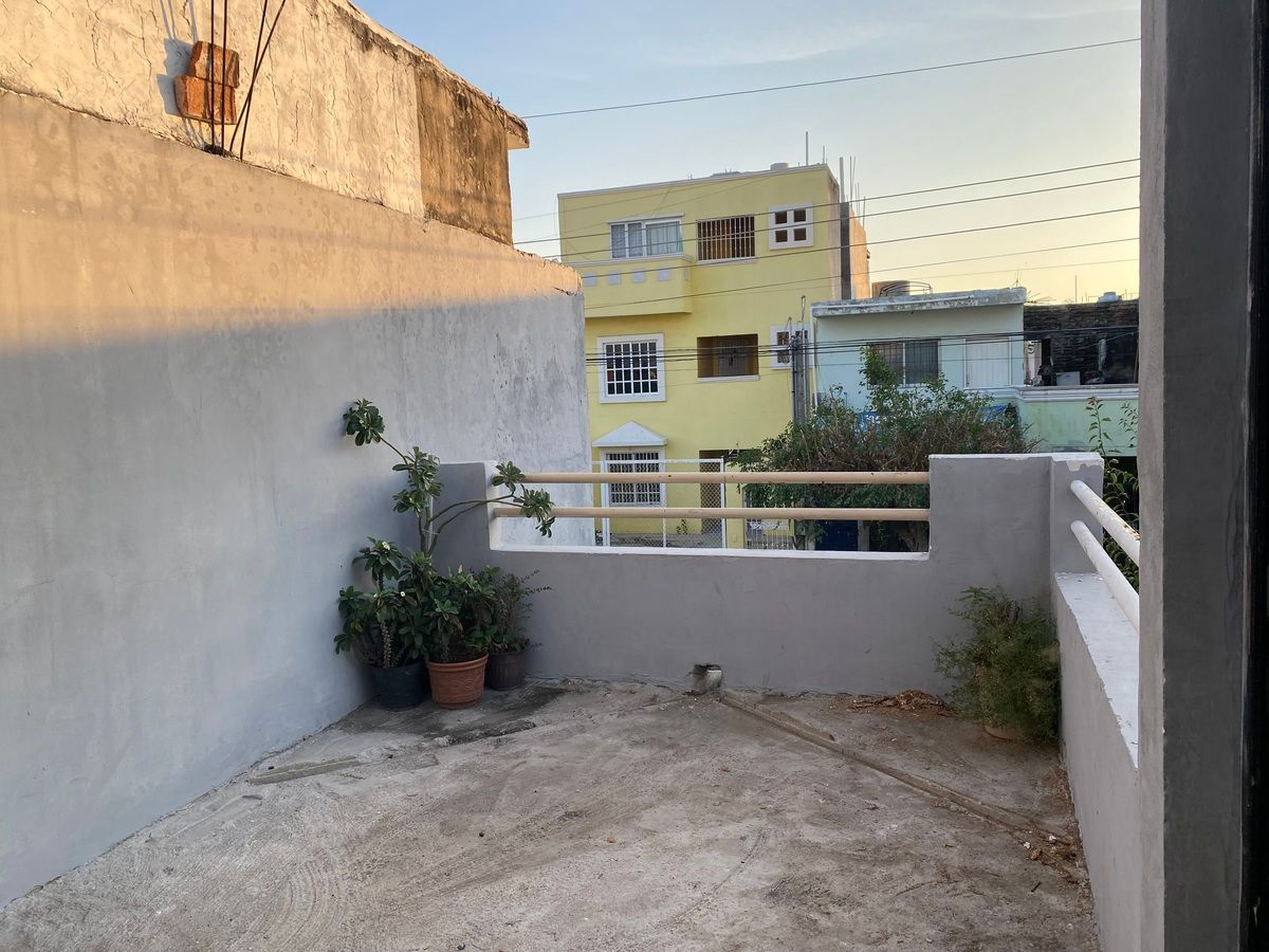 30 de 39: Front terrace second floor