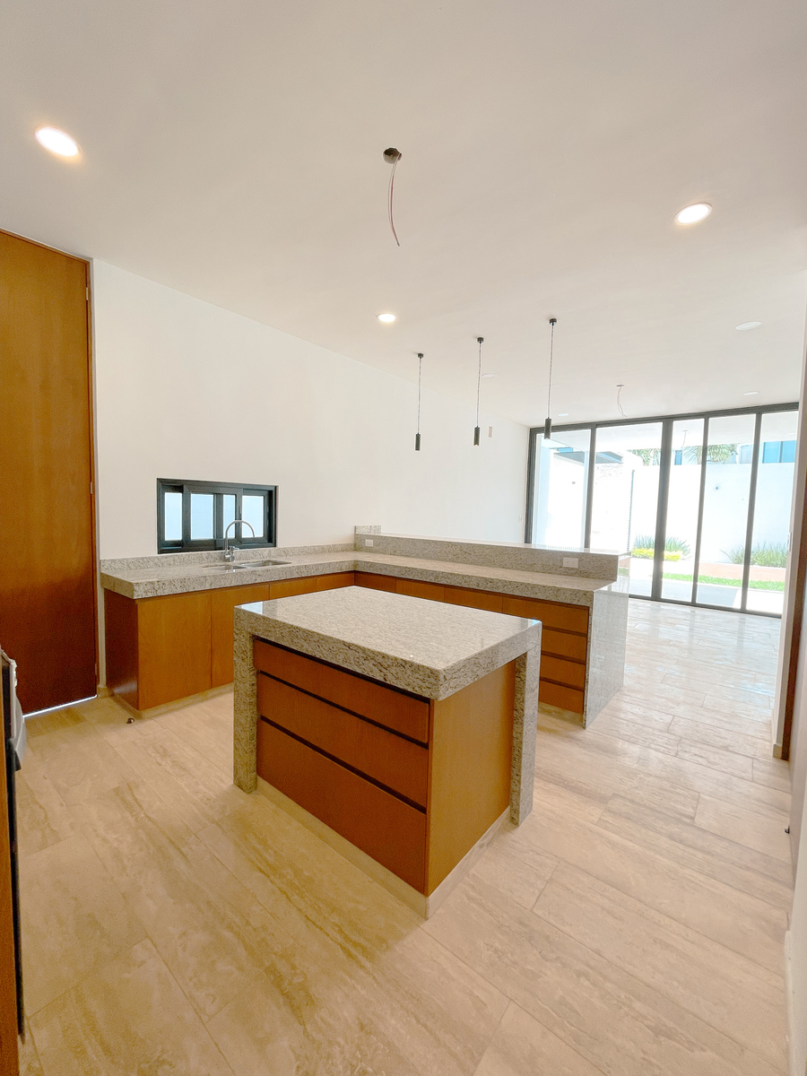 7 de 25: Isla con cajones, alacena iluminada