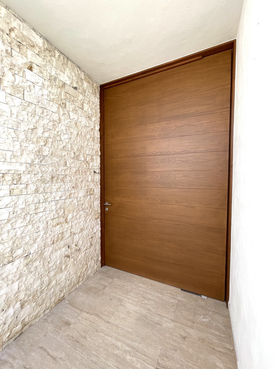 9 de 25: Puerta principal