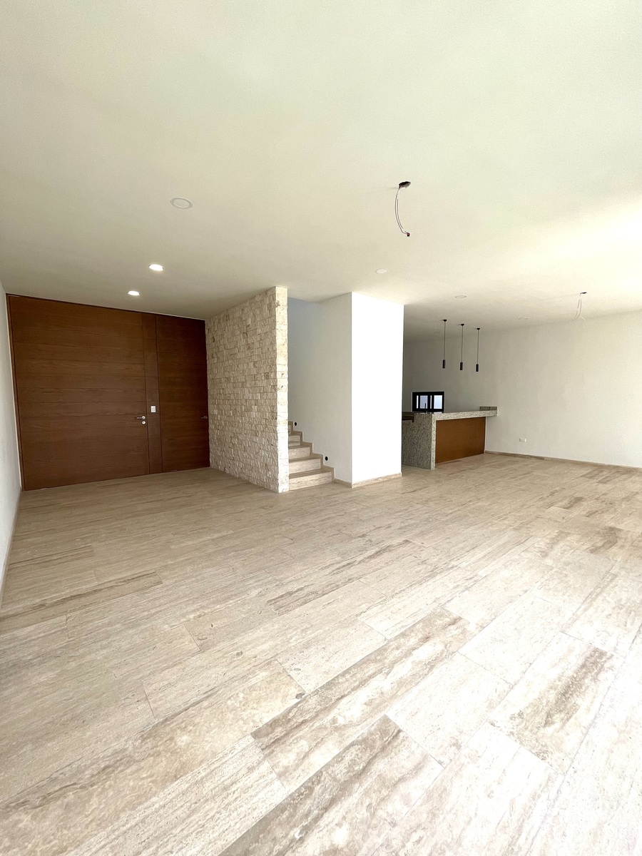 11 de 25: Loby con gran puerta principal