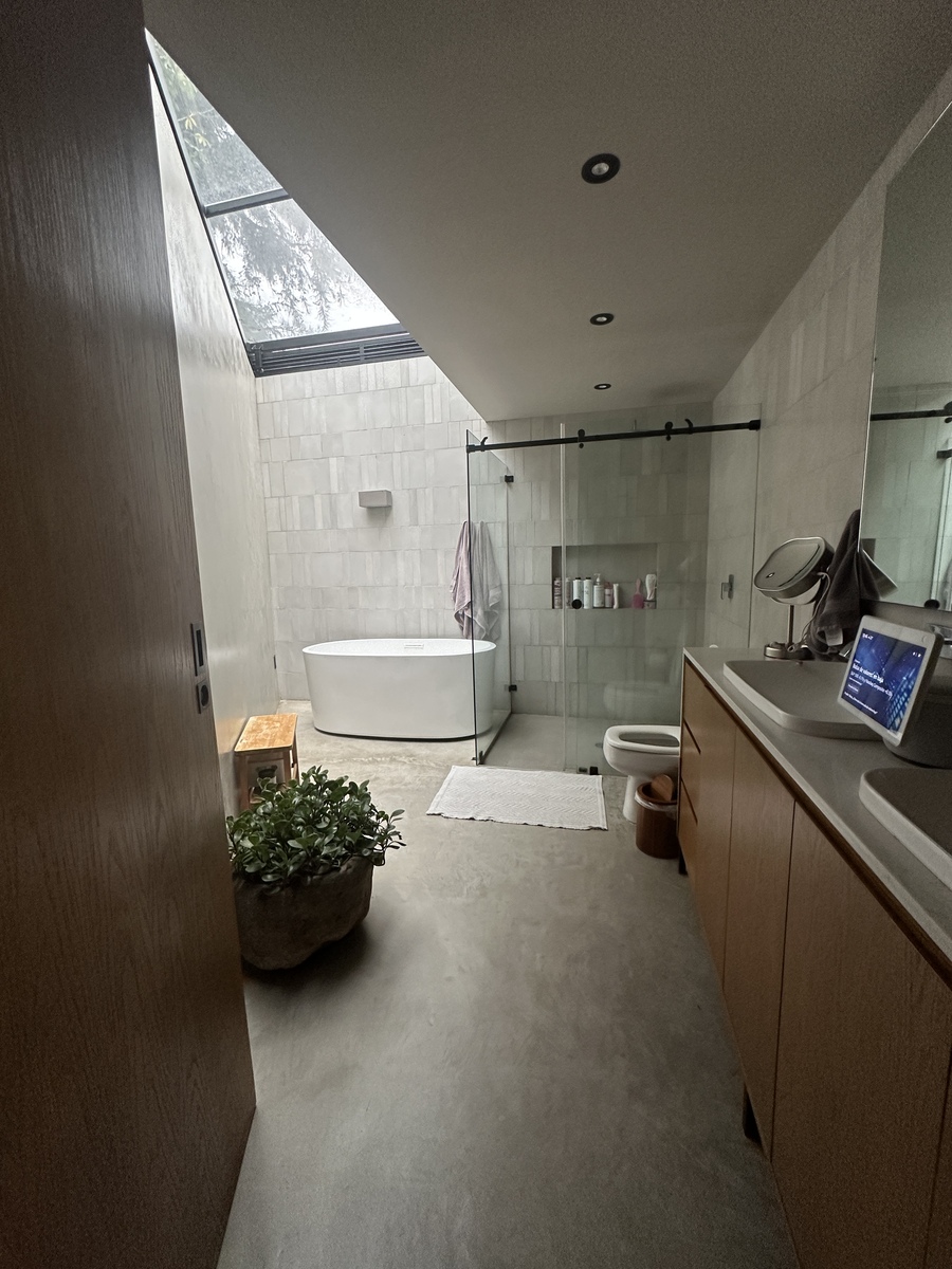 9 of 25: Baño de recámara principal