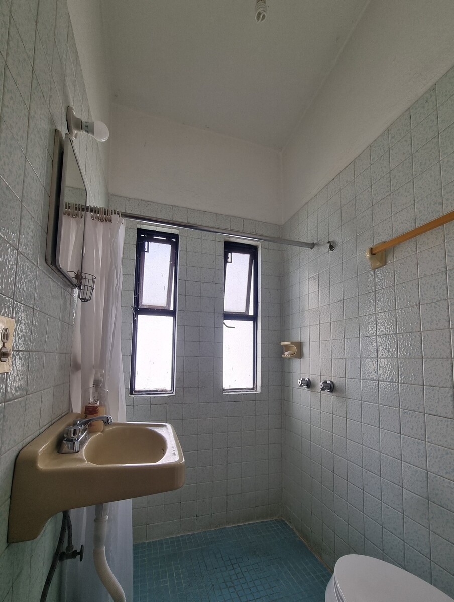 10 de 20: Baño1 con azulejo  tipo talavera.