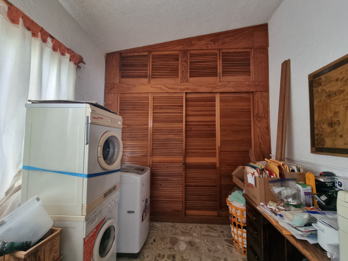 9 de 20: Recamara 3 conclocet de madera abarca toda la pared.