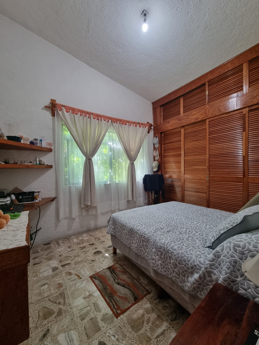 8 de 20: Recamara 2 con closet muy amplio de piso a techo.