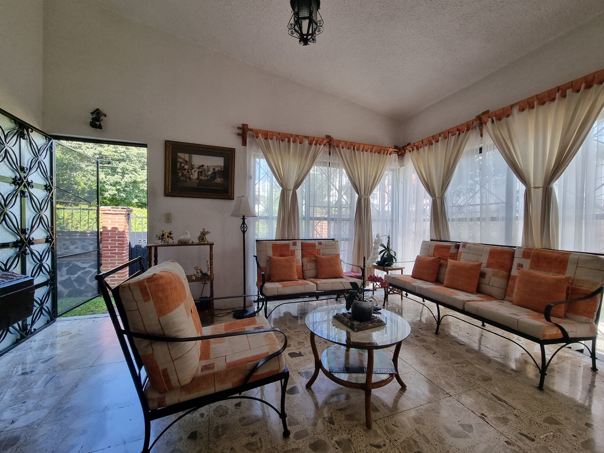 3 de 20: Sala con ventanales que permiten buena luz natural.