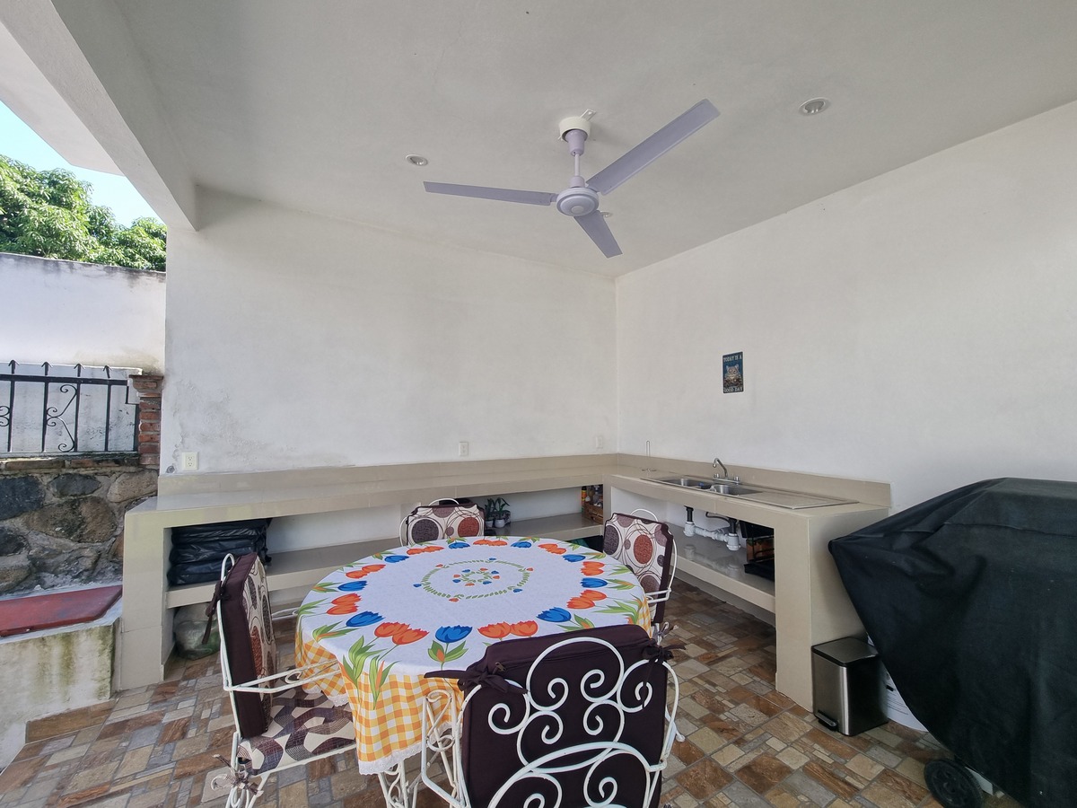 14 de 20: Palapa con barra de cemento forrada de azulejo con tarja.