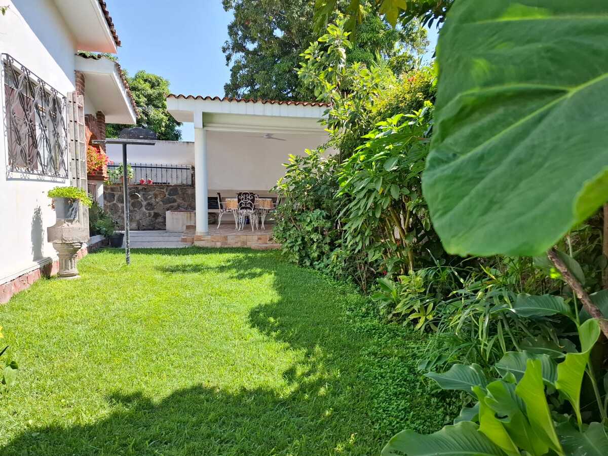 17 de 20: Jardin con espacio para un Jacuzzi o alberca.