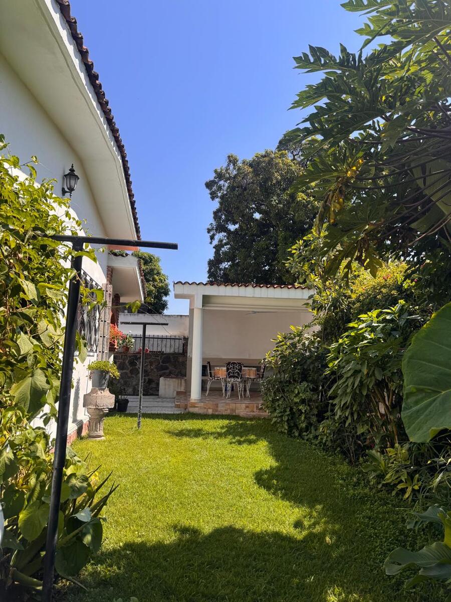 16 de 20: Jardìn y palapa.