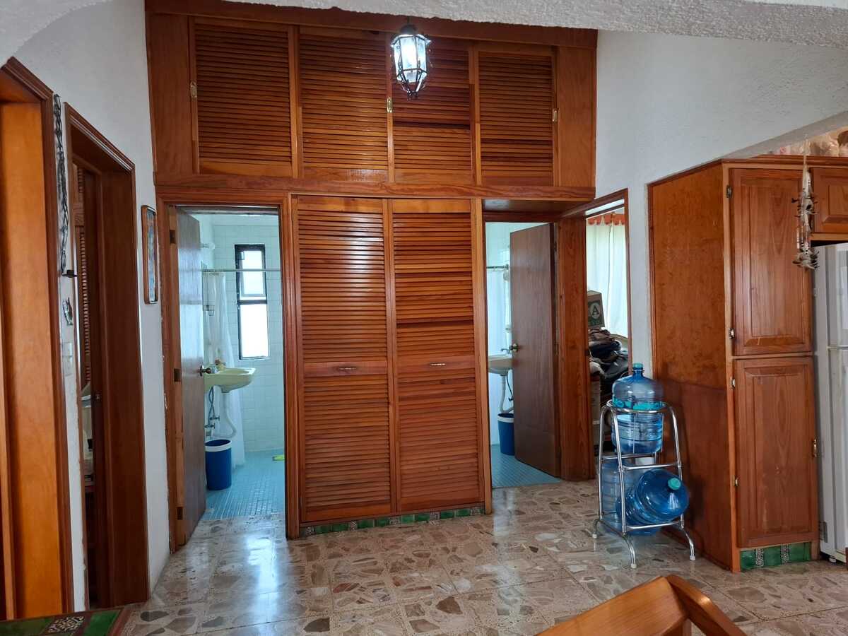 18 de 20: Clocet de blancos a un costado los 2 baños.