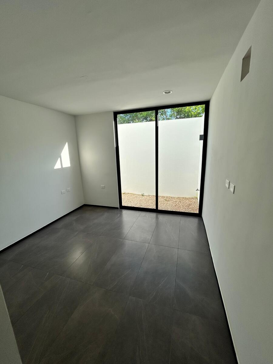 3 of 15: ventanal de luz natural