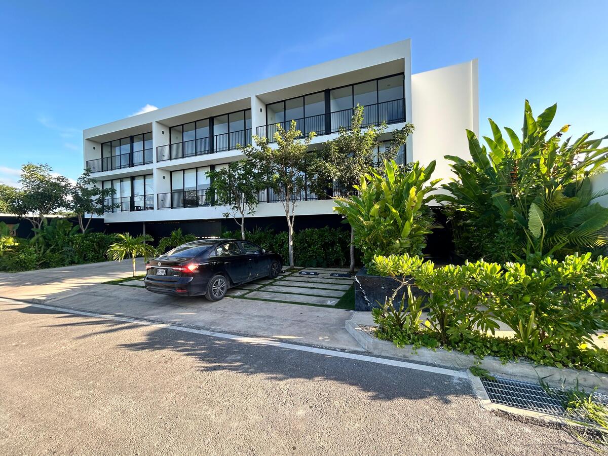 13 of 15: fachada principal y cajón de estacionamiento