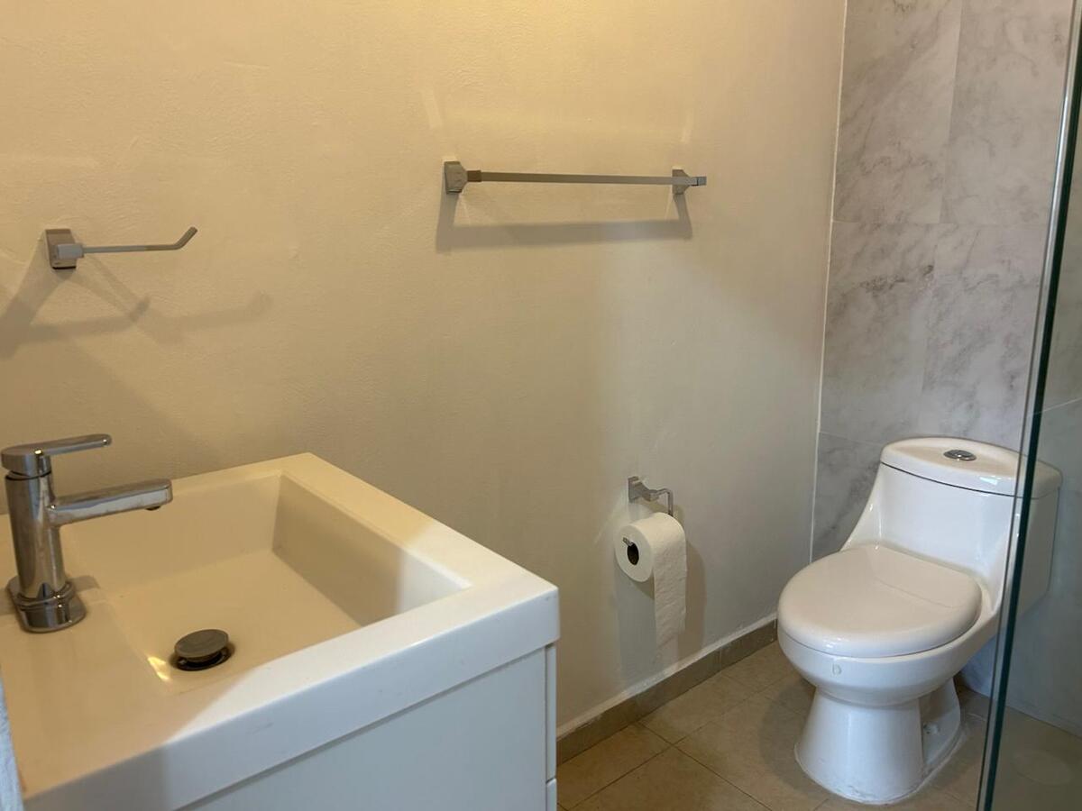 17 de 37: Baño recámara principal