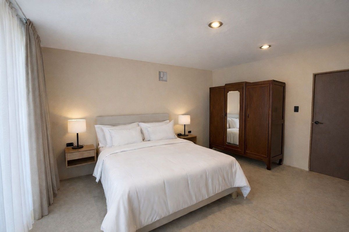 9 of 19: recamara 2 con baño, muebles reales