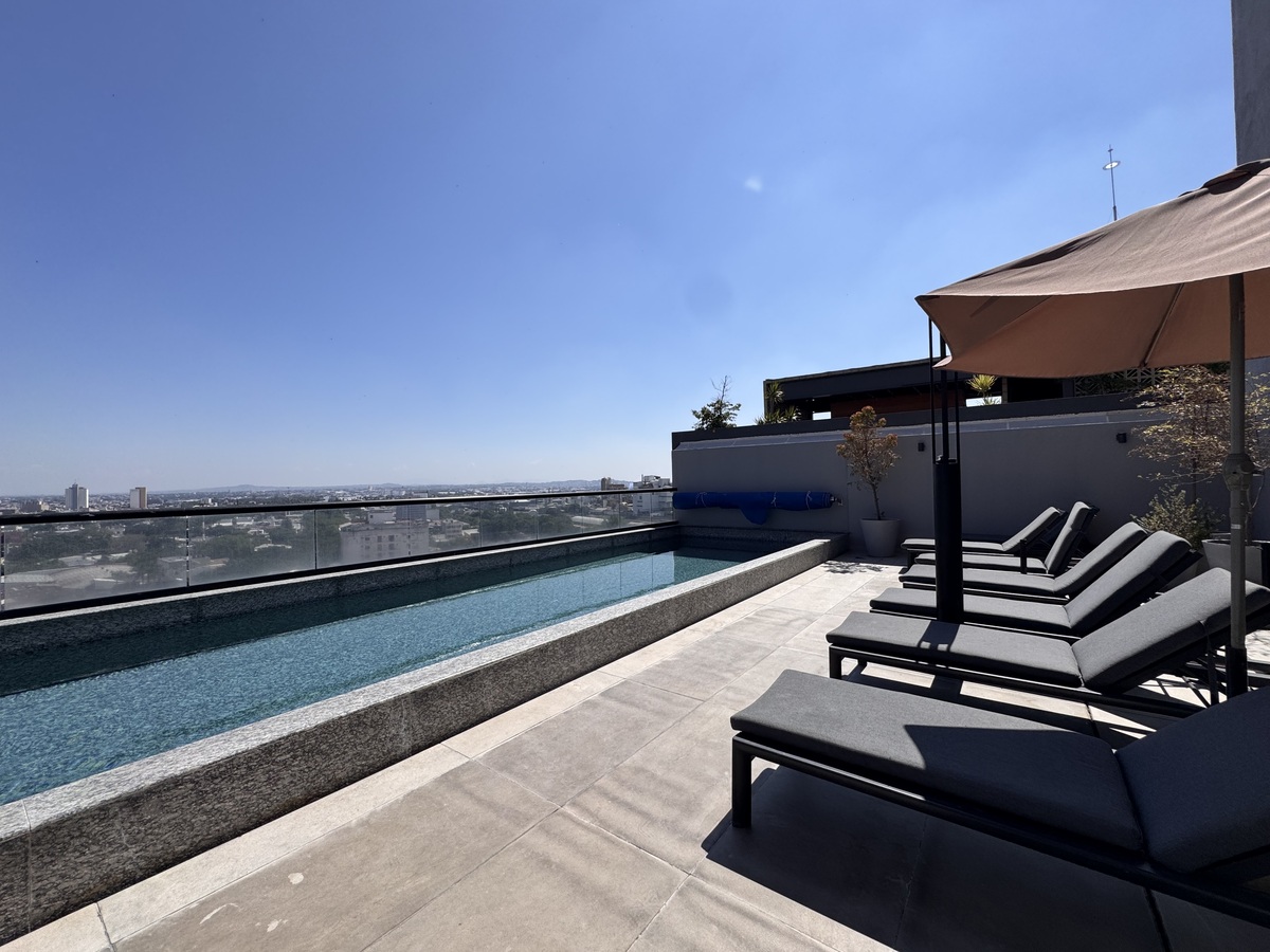 2 of 10: Alberca climatizada