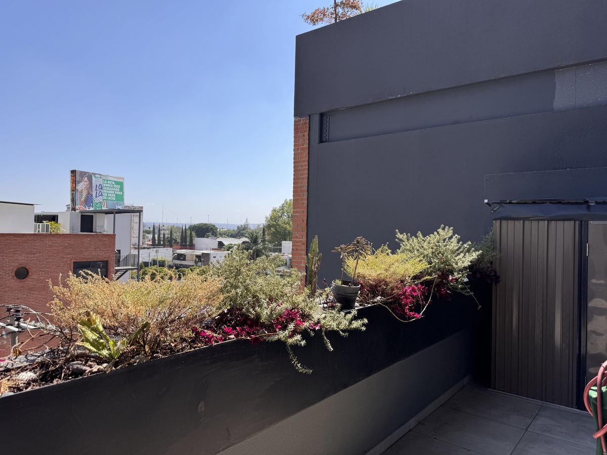 7 of 10: Amplio balcón