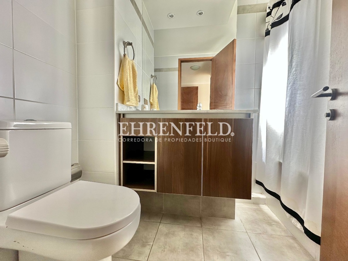 25 de 36: Baño suite.