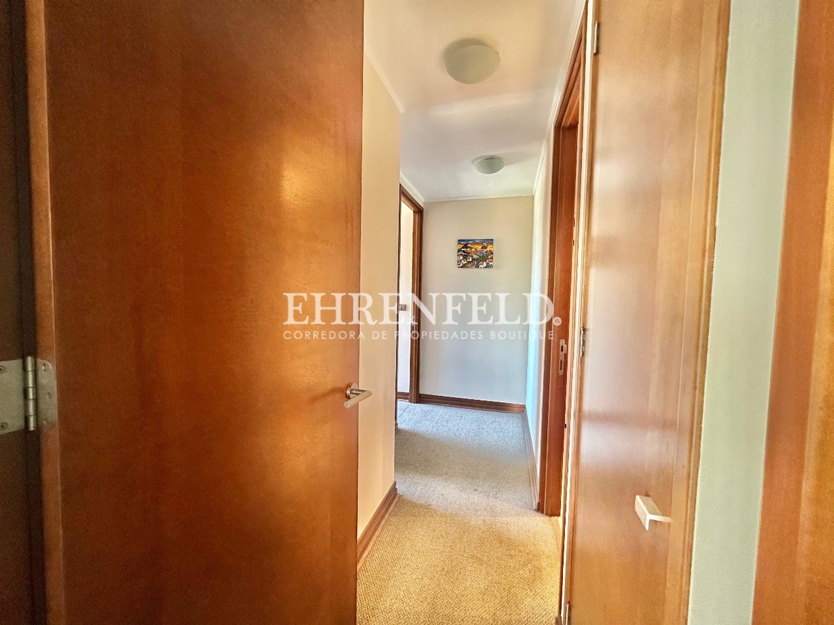 26 de 36: Puerta hacia dos dormitorios.