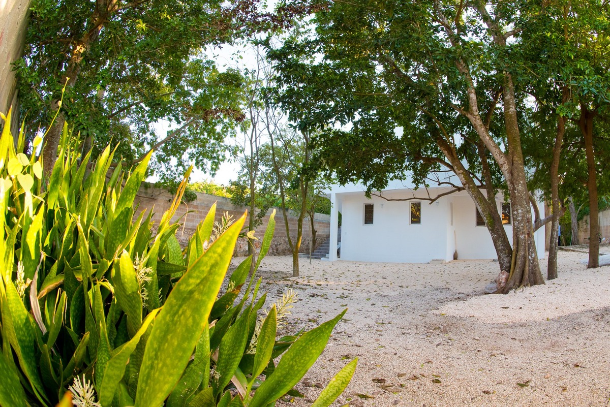 1 of 49: Exterior casa