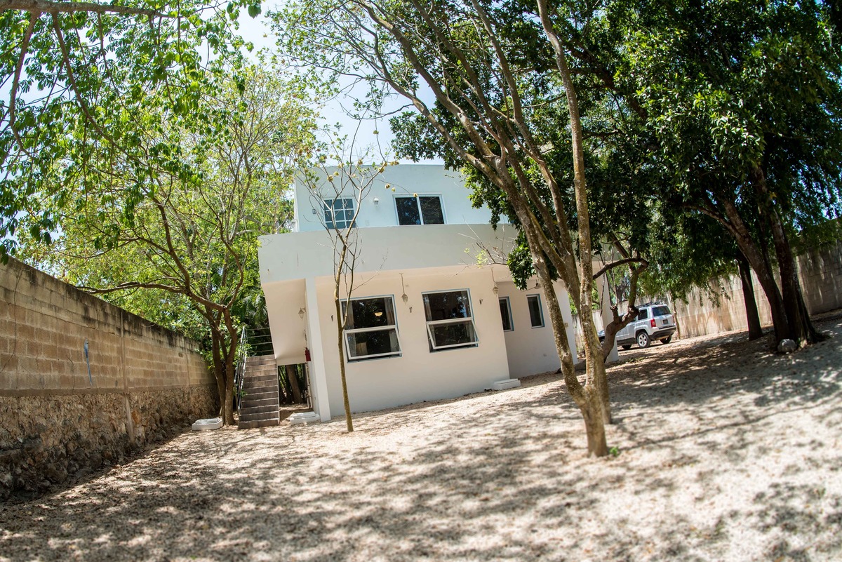 3 of 49: Exterior casa