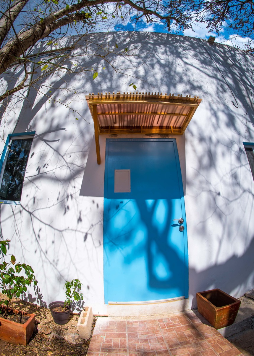 19 of 49: Puerta exterior Casa