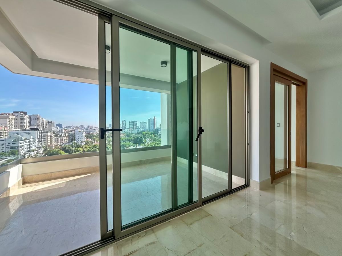 3 de 25: Balcón, estudio