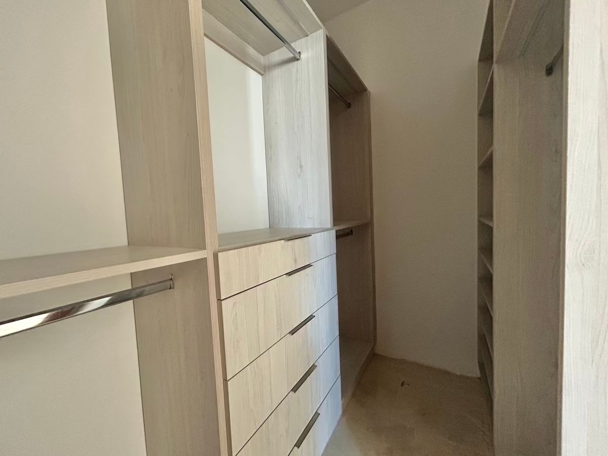 14 de 25: Closet habitación secundaria