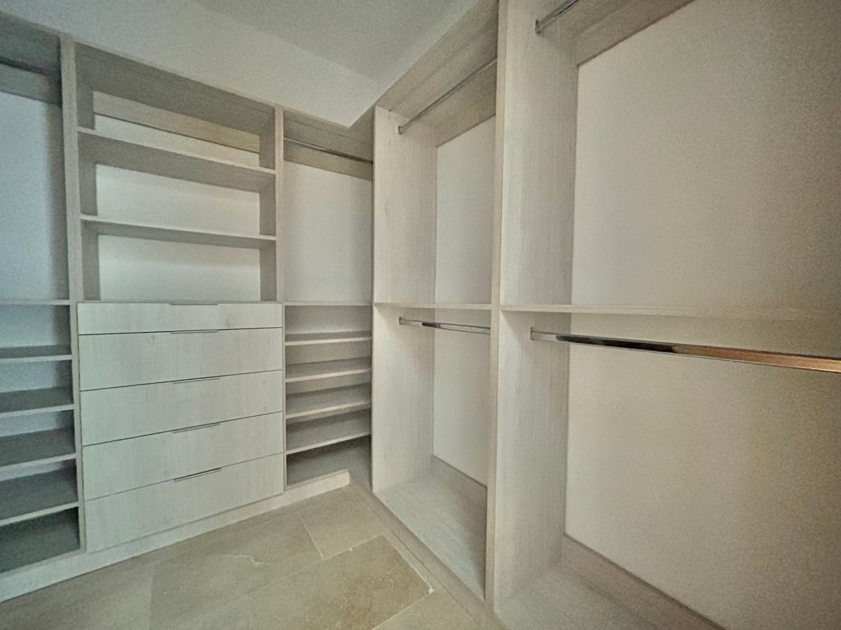 21 de 25: Closet habitación secundaria