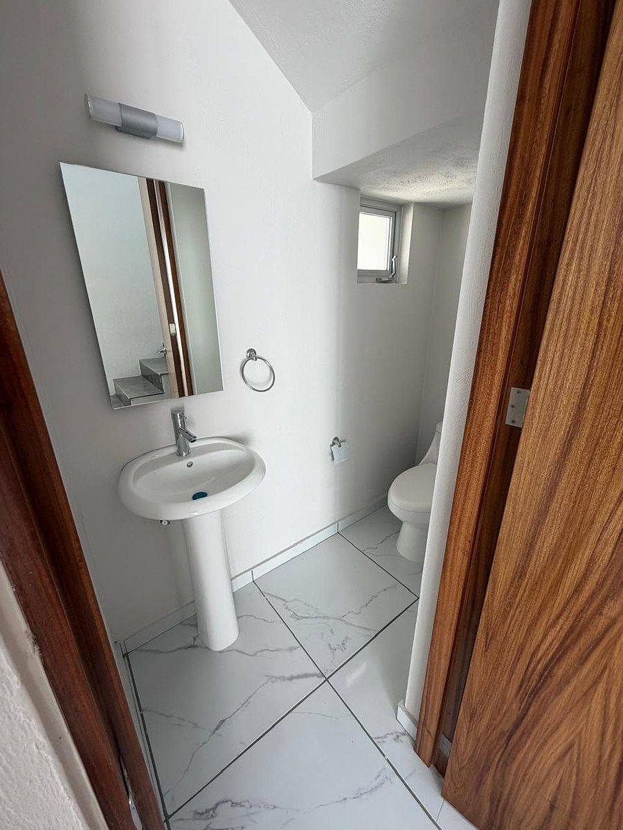 16 de 27: Medio Baño