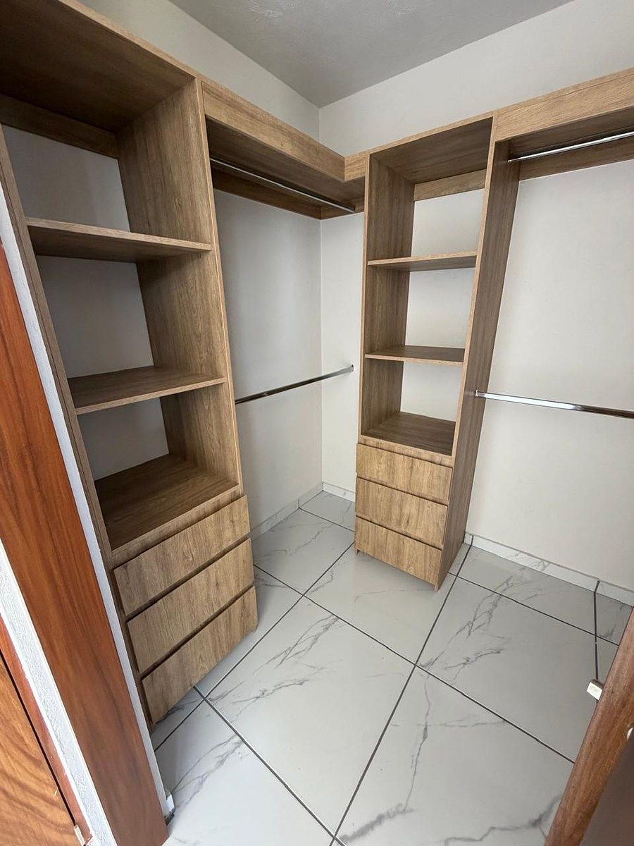 20 de 27: Vestidor recámara principal