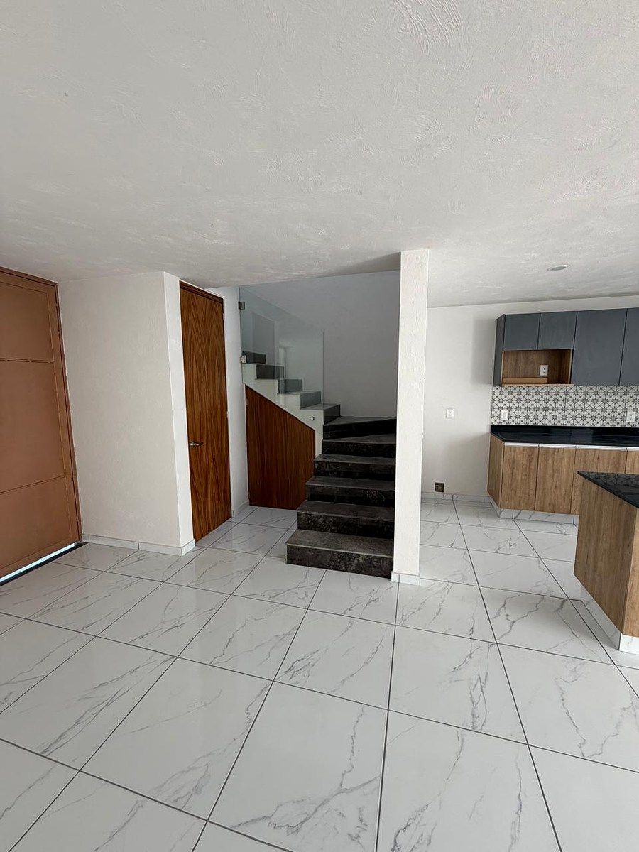 24 de 27: Escalera y medio baño en PB