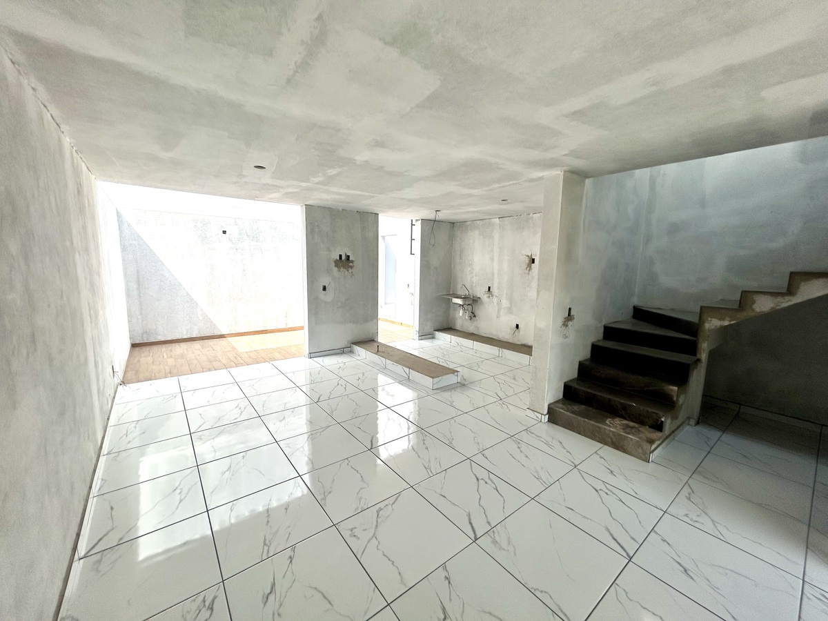 5 de 13: Estancia con cocina y patio