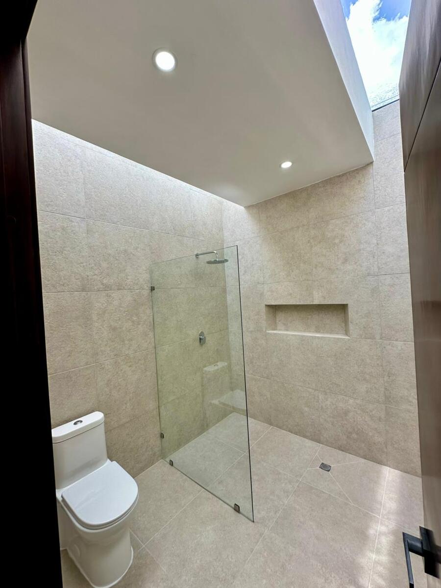 11 of 16: Baño Recámara Principal