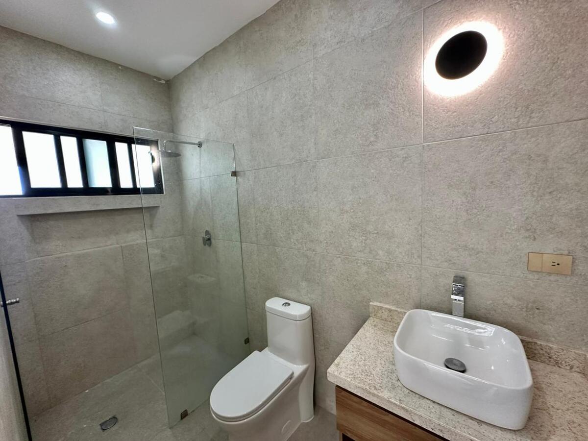 15 of 16: Baño Compartido