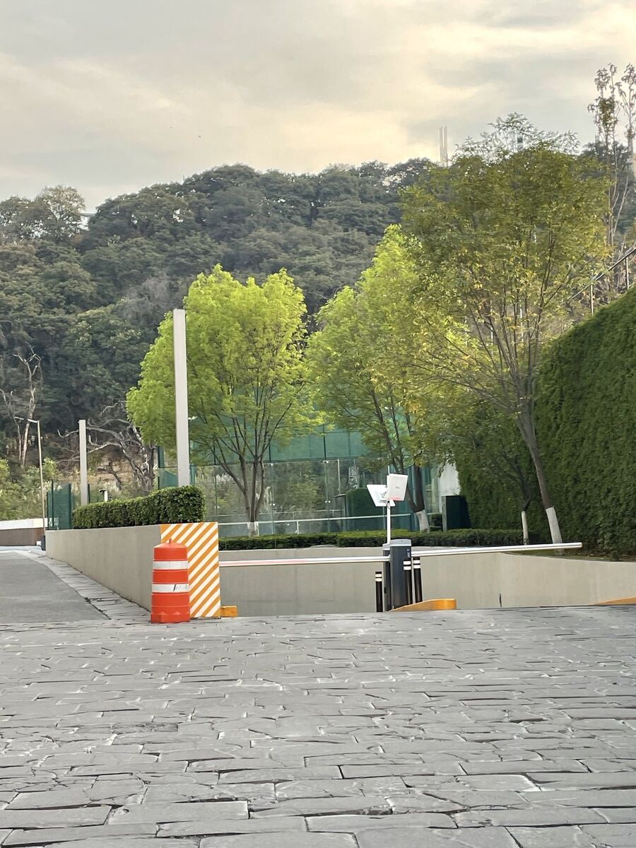 4 de 16: Entrada Estacionamiento Techado