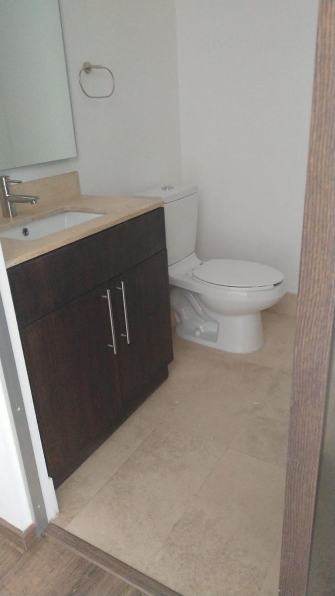 16 de 16: Baño Visitas