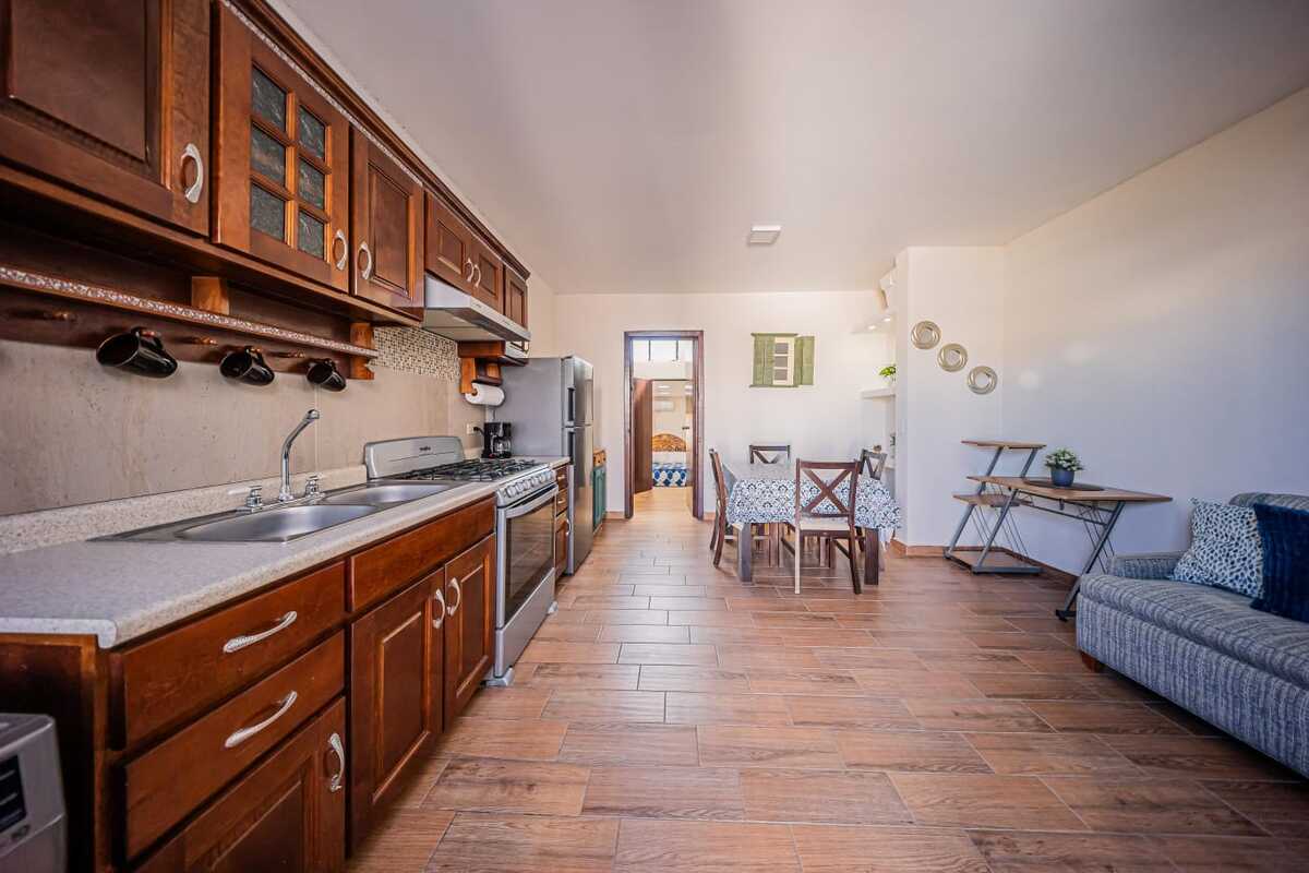 17 de 21: Área sala, comedor, cocina de departamento