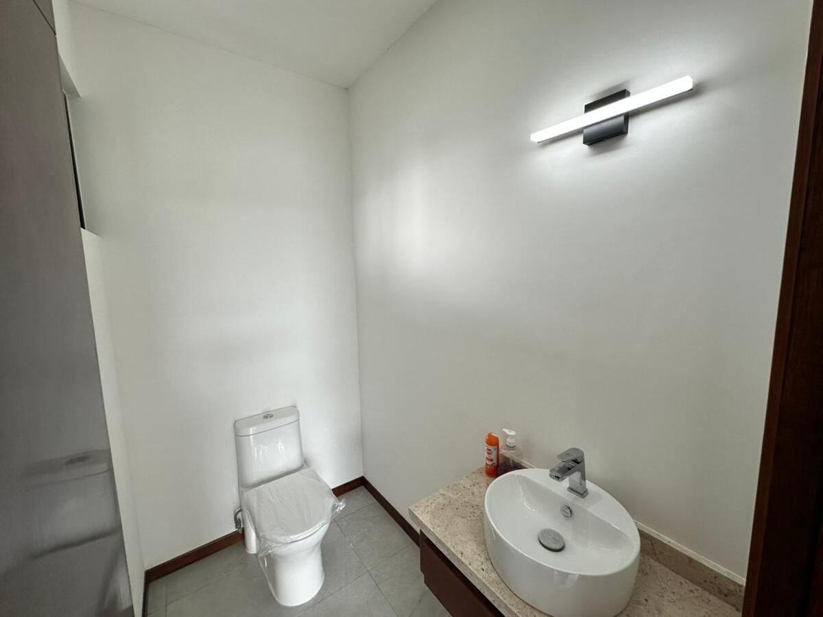 7 de 16: Medio Baño