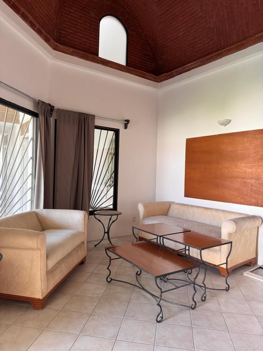 4 de 21: Sala con ventanas y protecciòn de ventanas.