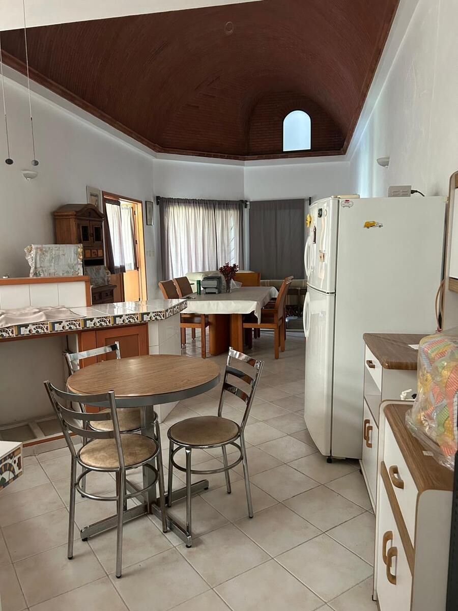 5 de 21: Comedor y cocina conbarra desayunador.