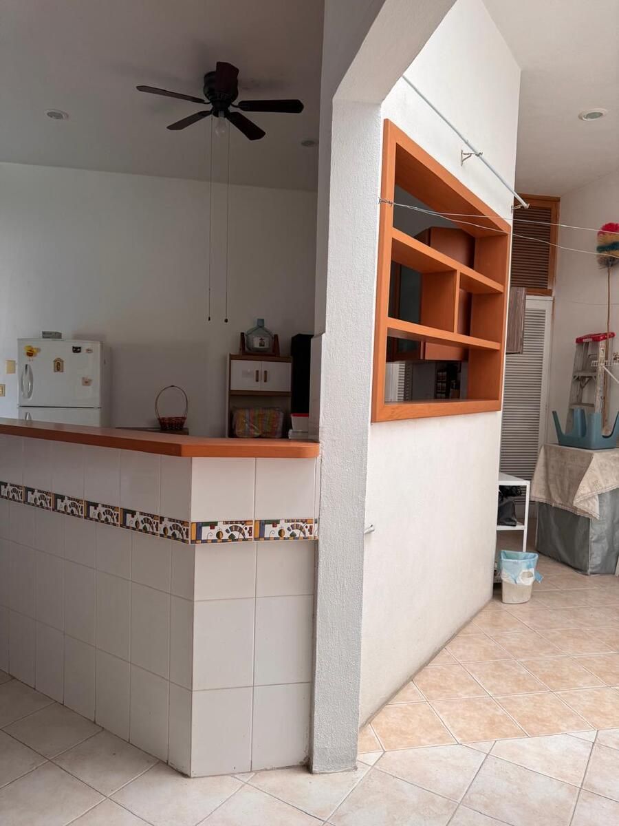 6 de 21: Barra de cocina de cemento forrada de azulejo.