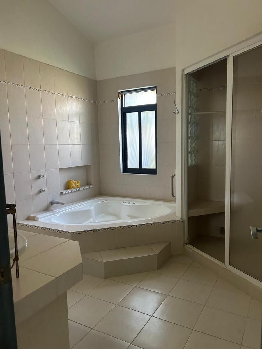 11 de 21: Baño con regadera, Jacuzzi de la recamara principal.