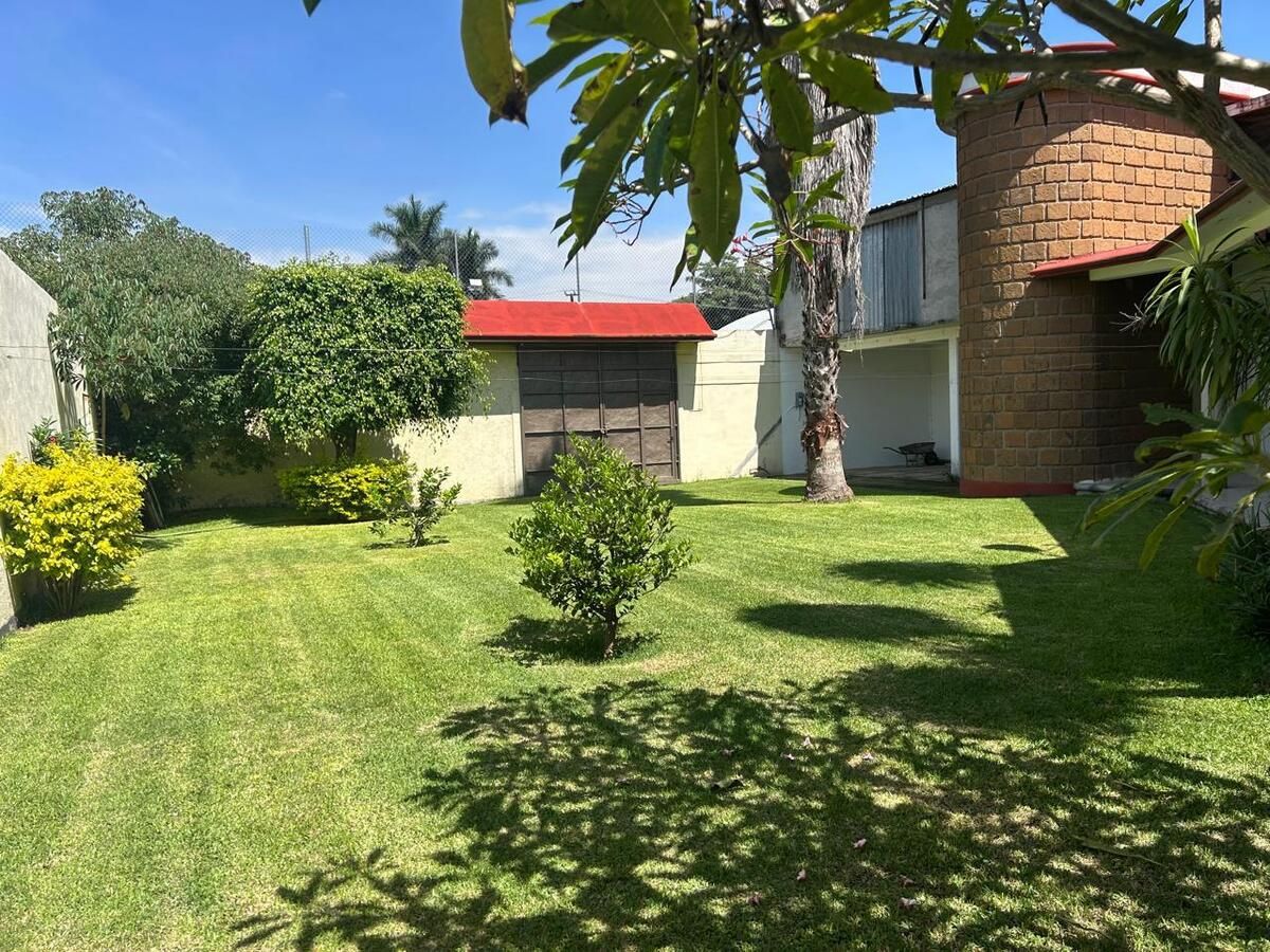 16 de 21: Jardìn, zagùan, estacionamiento techado.