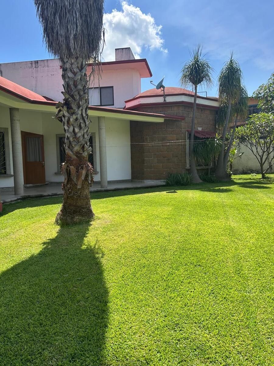 2 de 21: otra perspectiva de la fachada.