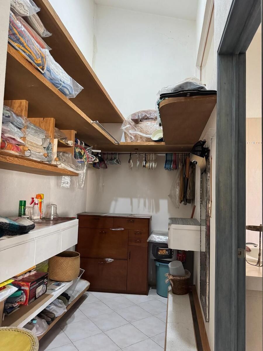 10 de 21: Vestidor de la recamara principal.