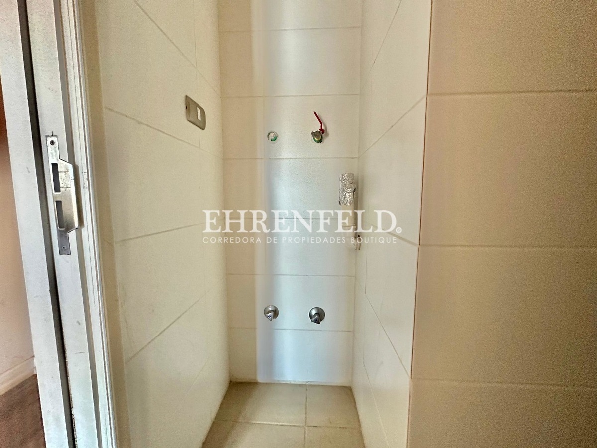 19 de 22: Espacio lavadora secadora.