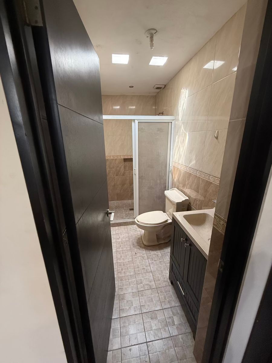 4 de 43: Baño dentro de habitación principal